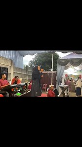 Udh 2 tahun aq nyanyi kn lagu ini. Di mn pun, byk yg request lagu ini. Pdhl isi lagunya ttg seorang laki-laki yg menduakan kekasih nya atau istrinya. Nyanyi lagu ini bukn sekedar tinggi, tpi bisa sampai ke penonton rasa dari lagu nya. Aq bukan lh org yg sesuka hati nyanyi. Tpi lebih, bagaimana audiens bisa tarik nafas ketika aq bernyanyi. Bener2 bertaruh nyawa untuk lagu2 pop Malaysia. Tpi di situ pula tantangannya. Aq syukaaaaaaa Sabtu 18 Oktober 2025 Kolaborasi yg manis dgn team yg bertugas Ma