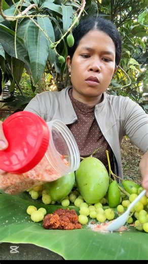 Eat mango with chili 🌶️ #mukbang #sour #chilisauce
