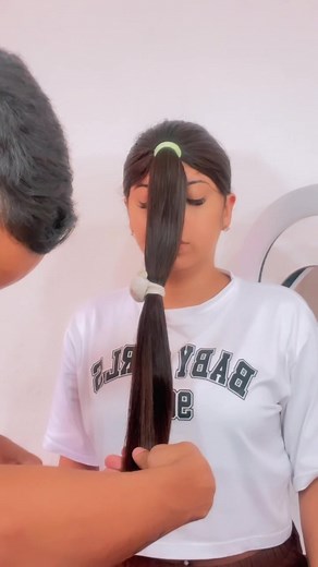 Una manera rápida y sencilla de cortar tu cabello si lo tienes en V. 🤍 #cabello #tutorial #contenido #cabellolargo #cortedepelo #mujeres