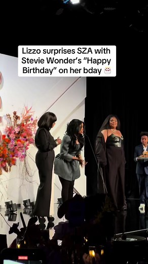 @lizzo sang Stevie Wonder’s “Happy Birthday” to #SZA after being honored at the Give Her FlowHERS Gala. 🎂🎤❤️ #steviewonder #livemusic #lizzo #solanarowe #giveherflowhers #
