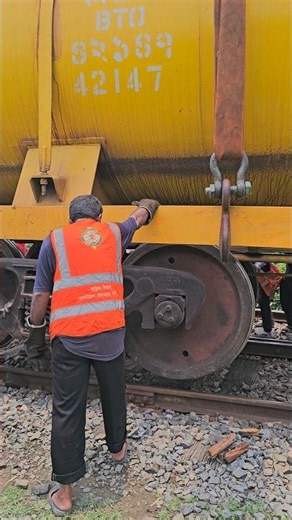 See how a derailed train is recovered and placed back on the tracks || #railtrack #safety #railway