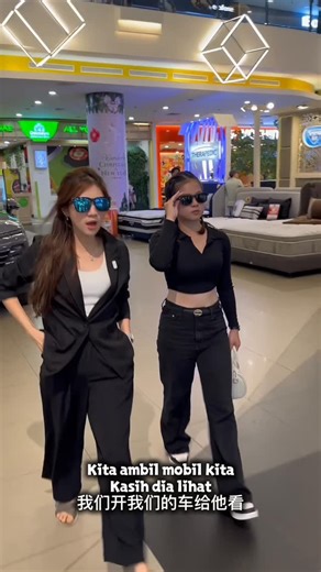 Vianwuu on Instagram: "Imlekk oooo,.. mobil juga perlu ganti baru 😬 eyak eyak eyak.. ini mobil @jetour.singkawang keren banget fitur fiturnya 😍 yg aku suka tempat duduknya luas banget 😍 ada voice command juga bisa suruh buka lagu tapi tidak bisa beli bakmi ya🤣 #vianwuu #jetour"