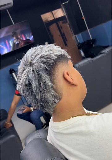 Corte Mohicano y Mechas Platinadas: Tutorial Completo