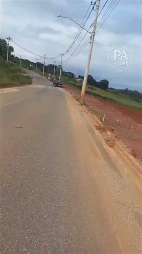 Car overturns and residents blame sand at factory entrance in Pouso Alegre.