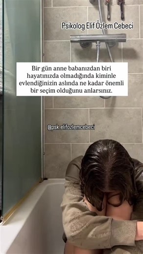 Psikolog Elif Özlem CEBECİ | Aile Danışmanı on Instagram: "👀 👉✅Bu videoyu evlilikte "eş seçiminin önemini" sonuna kadar yaşamış o kişiye gönder. 👉Beğen – Kaydet – Paylaş. ✨ "Bir gün anne babanız hayatta olmadığında, kiminle evlendiğinizi ve bu seçimin aslında nasıl önemli bir seçim olduğunu çok daha iyi anlarsınız." ❗Anne-babanın kaybı ya da yaşamdan yavaş yavaş çekilmesi, birey için yalnızca bir kayıp değil; aynı zamanda derin bir yas ve yeniden yapılanma sürecidir. Bu süreçte kişi, hayatınd
