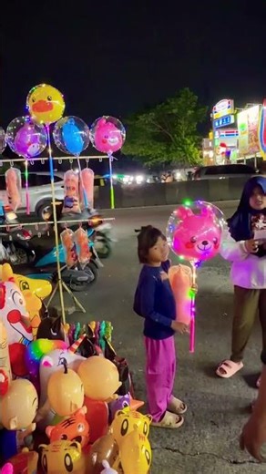 Seneng banget Di kasih hadiah balon ada lampunya panda pink 🤩🥳