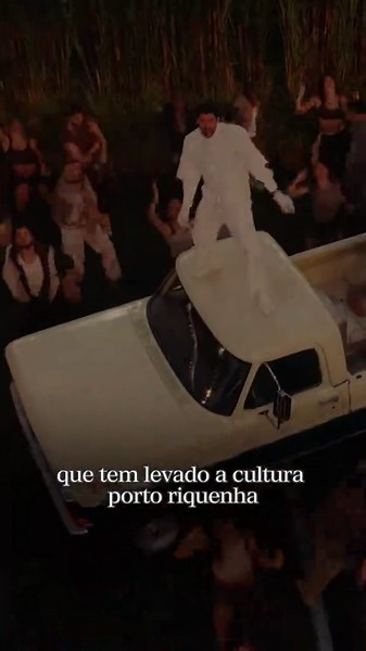 você já conhecia Porto Rico antes do Bad Bunny? 🇵🇷 a ilha que virou tendência nas redes vai muito além da música, praias caribenhas de água azul-turquesa, ruas históricas em San Juan, floresta tropical, baías que brilham à noite… e uma cultura latina fortíssima, mesmo sendo território dos Estados Unidos com o sucesso de Bad Bunny, as buscas por viagens para Porto Rico cresceram mais de 200% em 2025, mas o destino sempre foi incrível e aí, você viajaria pra Porto Rico? 🌴✨ já salva esse post pr
