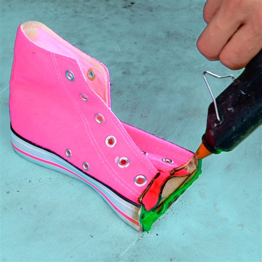 112K views · 408 reactions | Transformación de viejos tenis en una moderna bolsa para computadora portátil  | Genial | Facebook