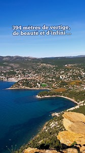 CAP CANAILLE : le plus beau et le plus accessible des panoramas. Vous pensiez tout connaître du Sud ? La route des Crêtes dans les Bouches du Rhône va vous faire redécouvrir la Provence ! Ce n’est pas pour rien que Stéphane Rotenberg l’a nommé dans son livre “Les plus belles routes de France”. Imaginez la plus haute falaise maritime de France : 2 km de roches de couleur ocre qui plongent dans la Méditerranée. Le Cap Canaille est un véritable concentré de géologie : - Calcaires, grès, poudingues.
