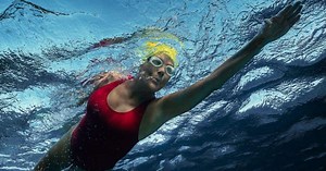 Diana Nyad, a mulher que nadou de Cuba a Miami aos 60 anos e inspirou filme cotado para Oscar