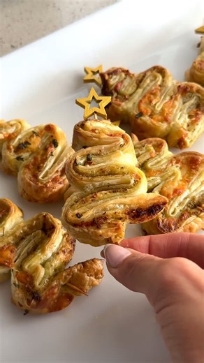These Christmas tree puff pastries are officially too cute to handle 🎄✨ 3 ingredients and full of cheesy, pesto-y goodness. We brushed them with butter, garlic & parsley for that extra festive magic 🥐💛 Perfect for Christmas hosting… or just eating them all yourself 😏🎄 Puff Pastry Pesto Christmas Trees You’ll need: • 1 sheet puff pastry, thawed • Pesto (store-bought is perfect) • Grated cheese (parmesan or mozzarella) Optional but elite: • Melted butter • Minced garlic • Chopped parsley How