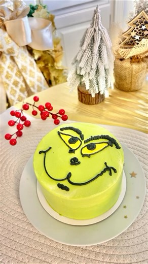 Custom Cakes & Desserts Curaçao on Instagram: "🎶 You’re a mean one, Mr. Grinch… but you’re sweet when cake is involved🎄💚 Our Grinch Bento Cake is a highly requested Christmas favorite, mischievous on the outside, delicious on the inside 😉 Perfect for gifting, sharing, or surprising that one friend who “doesn’t like sweets”… ✨ Flavors available: Oreo, Red Velvet, and Chocolate 🍰 Serves 4, just right for cozy holiday moments. 📅 Pre-order now with guaranteed pickup on December 22, 23 & 24 ✨ W