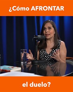 ¿Cómo afrontar el duelo?❤️‍🩹 Cuando enfrentamos la pérdida de un ser querido, el duelo puede ser un proceso abrumador y desafiante.🥺🌫️ Gaby Tanatóloga nos dice cuál es la mejor manera de afrontarlo.😃👏🏻 Link del episodio en los comentarios.👇🏻 | Marco Antonio Regil