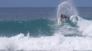 With a little bump in town these last couple days, these rippers headed down to Kewalos and had a great time in the freesurf. @kaiboymartin @diegoferri_ @robert_g_3_ @gavinbeschen808 @merrikmuska @luke_tema This Freesurf Session is powered by #beachsideroofing 🎥 Aukai Ng #southshore #kewalos #hawaii #oahu | Freesurf Magazine