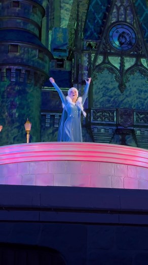 New castle show, ‘Frozen Holiday Surprise’ in Magic Kingdom for the holidays! ❄️🎄 #distok #disneytiktok #distokfam #disneyfrozen #elsaandanna #elsa #letitgo #disneychristmas #disneyparks #disneyfyp #disneyadult #arendelle #disneyprincess