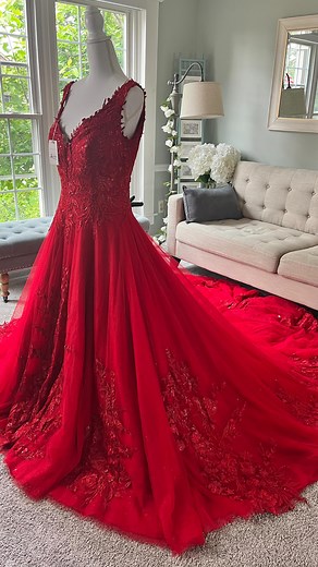 Our gorgeous #oregonbride Wendy loved our black Kristina wedding...