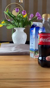 Milch mit Cola mischen? 😨 Kurz warten … und plötzlich wird das Ganze durchsichtig. Hättest du damit gerechnet oder überrascht dich das komplett? 👀🥛🥤 #cola #milch #experiment #versuch #gutzuwissen #chemiealltag #foodexperiment #kurios #wissen #alltagsexperiment | Julian House