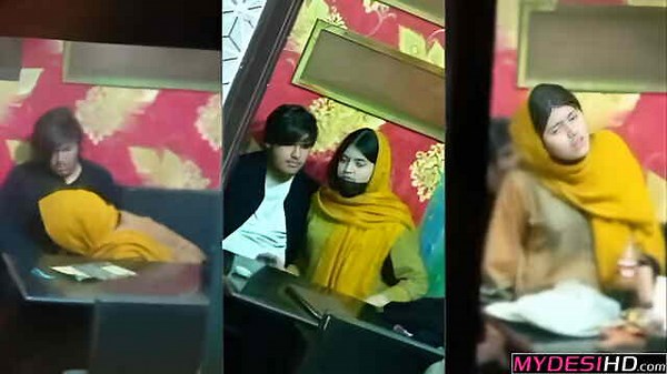 Desi College Girl and Boyfriend Having Sex in Restaurant Cabin - Viral MMS