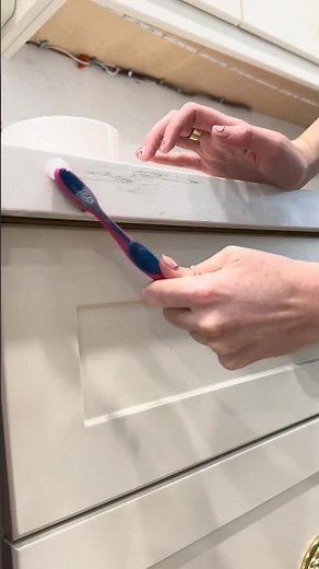 Removing the stains from quartz countertops is easier than you think! #cleaningtips #cleaninghacks
