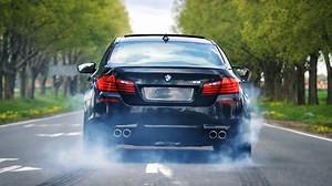 BMW M5 accelerates with dramatic exhaust sound