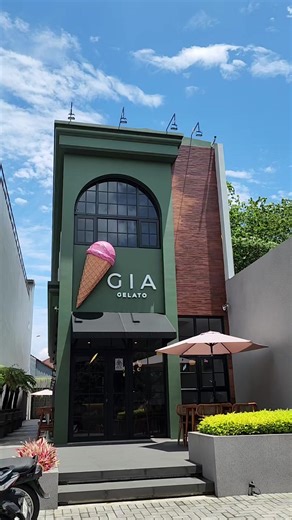 Weekend rencana ke mana niih? Kalau belum ada, Gia Gelato siap menyambutmu! ✨ Gak perlu bingung pilih suasana. Mau chill di indoor kita yang dingin & minimalis, atau mau nikmatin senja syahdu di area outdoor yang asri? Dua-duanya sama-sama bikin betah buat nongkrong lama-lama. Your perfect weekend starts here! 🍦☁️ #kulinerbandung #gelatolovers #cafeestetik #giagelato #fyppppppppppppppppppppppp
