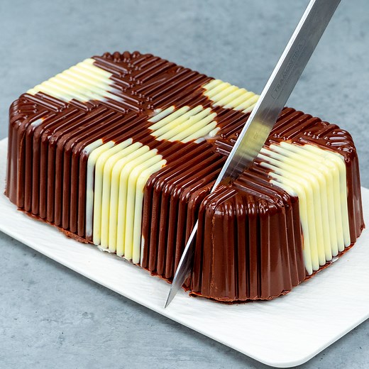 The chocolate dessert that everyone is talking about! So simple and delicious! Ingredients: melted white chocolate: 100 g (3.5 oz) melted dark chocolate: 200 g (7.1 oz) sugar: 200 g (7.1 oz) butter: 100 g (3.5 oz) whipping cream: 200 ml (6.8 fl oz) roasted peanuts: 200 g (7.1 oz) whipping cream: 200 ml (6.8 fl oz) powdered sugar: 100 g (3.5 oz) cheese cream: 50 g (1.8 oz) Nutella: 30 g (1.1 oz) hydrated gelatine: 15 g (0.5 oz) eggs: 2 pc sugar: 50 g (1.8 oz) vegetable oil: 30 ml (1 fl oz) flour: