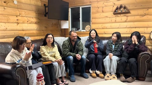 我們邀請了 Young Living 全球農場經理 Brett Packer 分享創辦人 Gary Young 的傳奇故事與公司核心價值。Brett Packer 分享了 Gary Young 對大自然的熱愛、對產品品質（Seed to Seal 種子到密封）的堅持，以及他如何以身作則服務員工與會員。農場的工作能改變人的心靈。 YouTube 連結: https://youtu.be/owuJycRuD04 | Gretchen King-Ann 精油世界