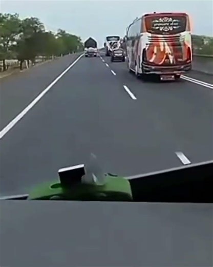 bus Haryanto tidak ada lawan di jalan tol trans jawa