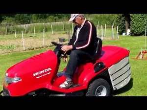 Dédé sur la tondeuse Honda HF 2417
