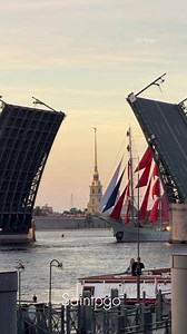 ⛵️ В Петербурге прошла первая репетиция «Алых парусов». Бриг «Россия» прошёл по Неве через разведённые мосты и развернулся у Зимнего дворца. За проходом парусника наблюдали сотни зрителей, собравшихся на набережных ещё днём.