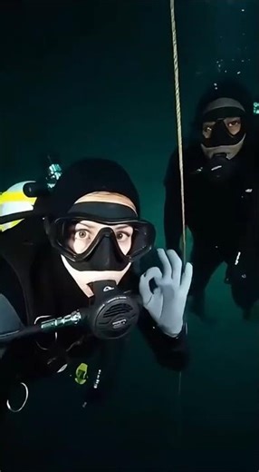 I thought it was a shark... then I looked up (Scary Scuba Diving Encounter) #oceanmystery