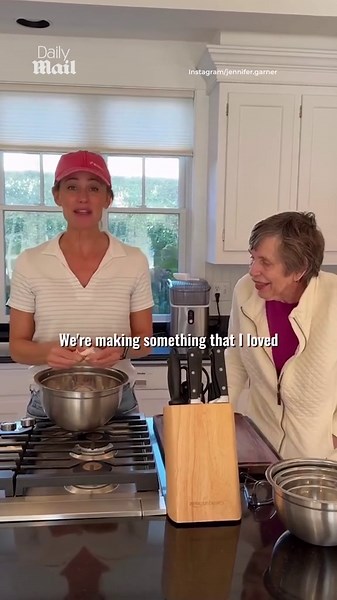 Chef Jennifer Garner makes Chicken Enchiladas with her mother