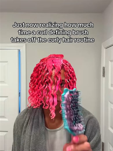 ✨ The missing step in your curl routine is here ✨ Meet the Volume EdgeLift Brush — made for wavy, curly & coily hair. Give your curls the lift they’ve been waiting for 💛