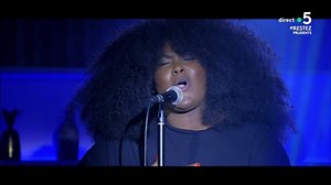 🎶 Émue, Yseult livre un puissant message avant d’interpréter une ode à l’acceptation de soi avec le titre « Corps ». C’est l’heure du #live sur la scène de #CàVous ✨ | C à vous