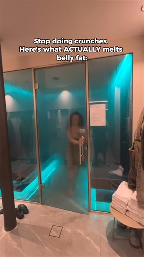 Silvia PT Coach— Strength, Longevity & Women’s Fat Loss on Instagram: "From steam room to ice bath... here’s what finally worked for my stubborn belly fat 🔥❄️ Real talk: I wasted SO much time doing crunches thinking that’s how you lose belly fat. Spoiler alert... it’s not. I was frustrated, nothing was working, and I was about to give up. Then I learned these 10 things and everything changed. 10 Things That Actually Helped Me Lose Belly Fat: 1. More protein at breakfast - I started eating 25-30