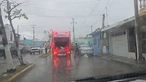 #CiudadDelCarmen En Ciudad del Carmen, el trabajo que realizan los recolectores de basura de la empresa SOS es arduo y físicamente demandante, especialmente durante la temporada de lluvias. A pesar de las condiciones climáticas adversas, los trabajadores continúan cumpliendo con su labor sin contar con impermeables o equipo adecuado para protegerse del agua. No se tiene certeza si este esfuerzo es justamente remunerado, pero lo que sí es evidente es que la dirección de la empresa debería tomar m