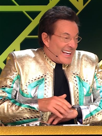 Carlo denkt het te weten, maar Geer zorgt voor een onverwachte twist! 😂 The Masked Singer is groter, gekker en met nóg mooiere pakken! 🎭 Dit seizoen strijden Feestbeest, Zeehond, Glamourpoes, Koe, Suikerspin, Trein, Luiaard, Coupe Royale, Pauw, Cavia’s, Kuiken, Meeuw, Okapi, Ezel, Teckel, Rups, Beer, Klompen, Cowboy en Beunhaas om de winst. Onder begeleiding van Ruben Nicolai proberen Gerard Joling, Monica Geuze, Buddy Vedder en Carlo Boszhard te ontmaskeren welke BN’ers zich onder die waanzin