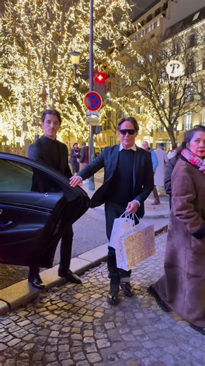 Purepeople on Instagram: "Lloyd Klein quitte la boutique Dior avenue Montaigne après une session shopping ✨🛍️ @lloydklein @dior Lloyd Klein a été aperçu quittant la boutique Dior, avenue Montaigne, après avoir fait un peu de shopping dans l’une des adresses les plus emblématiques de la mode parisienne. Look soigné, allure détendue : le créateur a profité de ce passage mode au cœur de Paris 🤍🇫🇷 Vous aimez flâner avenue Montaigne, vous aussi ? 💬👇 #LloydKlein #Dior #AvenueMontaigne #Shopping 