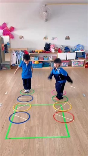 Activity: Unplugged Coding – อนุบาล 1 🌈✨ ก่อนที่เด็ก ๆ จะเริ่มเรียนรู้การเขียนโค้ด สิ่งสำคัญที่สุดคือ “การคิดเป็นลำดับขั้นตอน” และการเข้าใจคำสั่งอย่างถูกต้อง วันนี้นักเรียนชั้นอนุบาล 1 ได้ทำกิจกรรม Unplugged Coding เด็ก ๆ เดินไปตาม วงกลมที่คุณครูกำหนดไว้ หันหน้าและเคลื่อนไหวไปตาม ทิศทางของเส้นภายในวงกลม อย่างตั้งใจ กิจกรรมนี้ช่วยให้เด็ก ๆ 🧠 ฝึกการแปลสัญลักษณ์ 👂 เรียนรู้การฟังและเข้าใจคำสั่ง 👣 พัฒนาสมาธิ การเคลื่อนไหว และการคิดอย่างเป็นระบบ ผ่านการเรียนรู้ที่สนุกและเหมาะสมกับวัย 👩‍🏫 คุณครูท