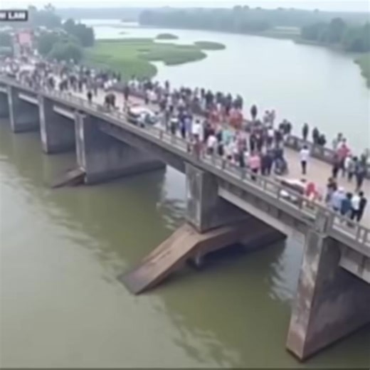 The stone observation deck collapses right during the earthquake - people are in a panic, no one expected such horror!... | Bo my kochamy Słodki Flirt ;3