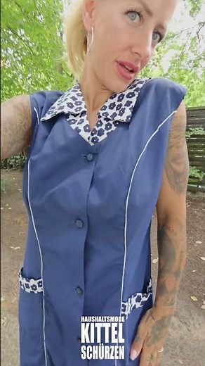 Sandy's wilde Kittelsammlung - Mein langer blauer Friseurin Nylonkittel #001