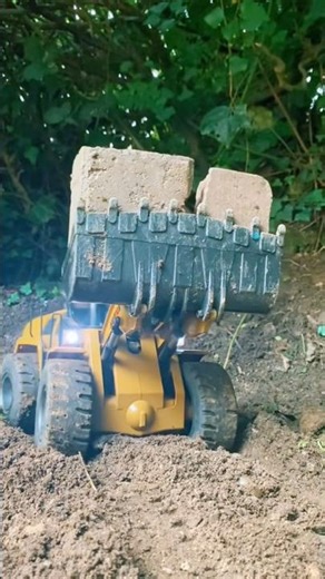 RC WHEEL LOADER WORKING OFFROAD! #automobile #shorts #construction #offroad #toys #fun 🛻🚜🎮🚧