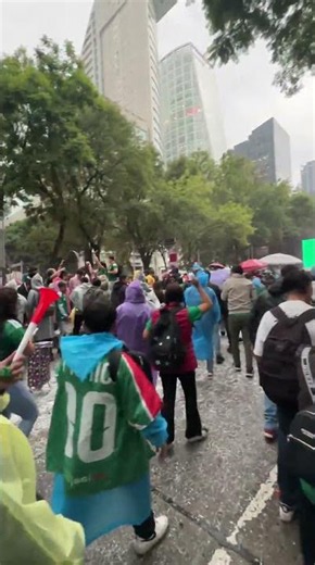 #🚍CDMX | México-Ecuador. Las estaciones de Metrobús han sido protegidas.