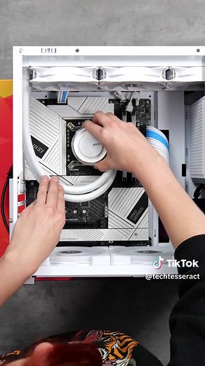 Let’s install one of these MAG CoreLiquid E360 into our PC! Luckily, they come in both black and white, so that’s always a plus! I’ll also be using the MSI Pro Z790-A motherboard and the RTX 4080 in this build! Now, this AIO has a large copper plate, which means better cooling, a water block that rotates 270 degrees for easy adjustment, and if you want to customize all the fans and the pump, you can easily do that with Mystic Light. Overall, I feel all these parts complement each other well and