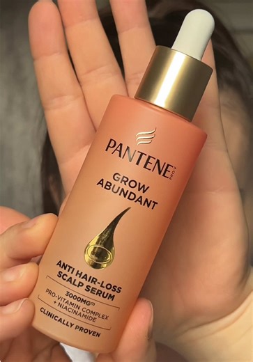 My 4-week adventure with Pantene Grow Abundant Serum. I tried to be consistent, but I couldn’t manage to apply the serum every day. A huge plus is that you don’t have to rinse it off – you apply it, massage it in, style your hair as usual, and you’re done! 🙂 Even if you skip a few days, the results are fantastic, and I have a head full of new hair. The serum helped thicken my hair around my bend, which was my biggest problem. What do you think of this miracle’s results? 😉 AD @Pantene UK @We Ar