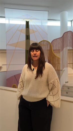 💬 ¡Andre Canepa @canepapa nos habla de su exposición ‘'Entre lo profundo y lo distante'! El proyecto concebido específicamente para el museo presenta un universo colorista donde dialogan la mitología clásica y las cosmovisiones latinoamericanas 🗓️ Descúbrela en el IVAM hasta el 12 abril 2026. | IVAM. Institut Valencià d'Art Modern.