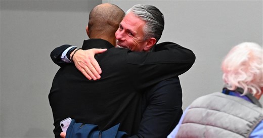 Beau joueur, Vincent Kompany salue la performance de l'Union Saint-Gilloise... puis tombe dans les bras d'un invité de marque anderlechtois