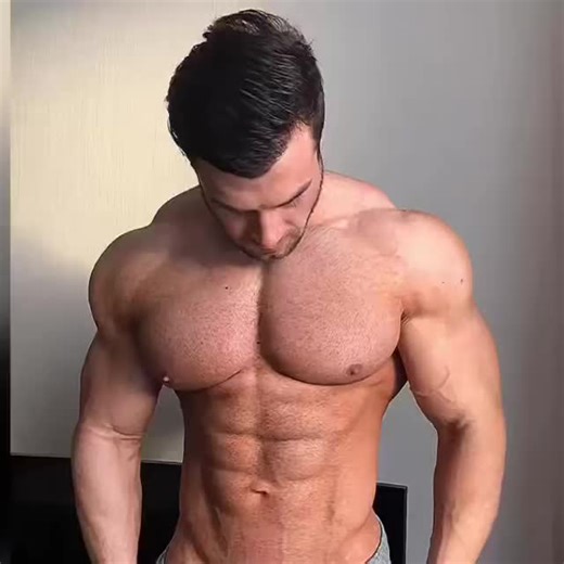 Vacuum pose #massive #muscleworship #pecs #bodybuilding