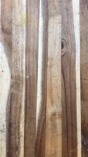 A Christmas card idea for kids who “can’t draw” yet! (spoiler: they actually can!) This is such a simple and joyful activity for toddlers or little ones who are just getting started with drawing. 🟦 All you need is: – A greetings card – A cardboard stencil (cut out a circle or triangle) – Some colours, crayons or pastels – A bit of imagination 🎨 Let them colour inside the shape, a circle becomes a bauble 🎄, a triangle becomes a Christmas tree 🌲 This is a brilliant way to begin understanding t