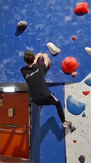 hit a dyno #climbing #bouldering #dynamic #dyno #campus #v5 #climbinggym ##rockclimbing #crimp #slab